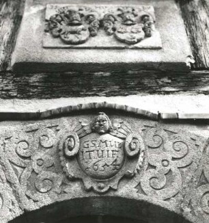 Steinbach-Beucha. Rittergut. Altes Herrenhaus. 17./18.Jahrhundert. Portalabschluss (1654) und Wappenstein