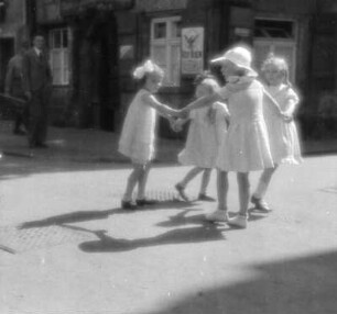 Kinderbilder. Mädchen beim Ringelreihen