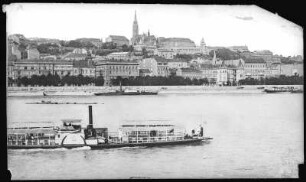 Budapest. Donaubild mit Krönungskirche und Dampfschiff