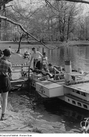 Parkteich mit Kinder-Ausflugsdampfer