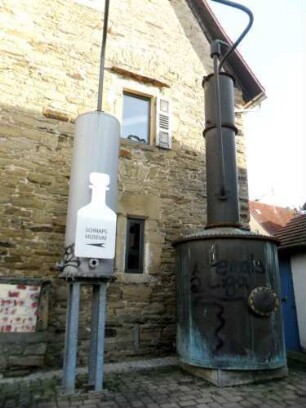 Stadtbild-Kelter (Meierhof oder Mainzer Hof-Steinhaus 13 Jh) - Ansicht von Westen - Hauptgebäude über Giebelseite - Schnapsbrennkessel 19 Jh vor dem Gebäude