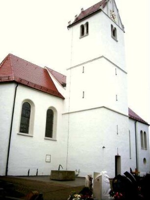 Ansicht von Nordosten mit Kirche über Kirchturm (im Kern Gotisch) sowie Chor (Barock überarbeitet)