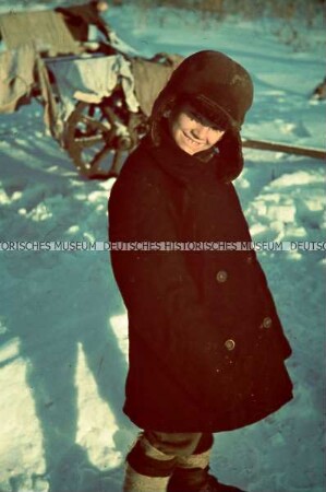 Kleiner Junge im Schnee