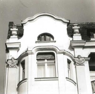 Cottbus, Karl-Liebknecht-Straße 110. Wohnhaus (E. 19. Jh.), Erker (2. Obergeschoss) und Giebel