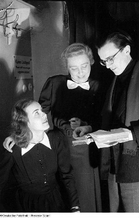 Porträtaufnahmen des Schauspielers und Regisseurs Thomas Engel : Aufnahme während einer Probe mit Käthe Haack (Mitte) und Liselotte Reimann (links)