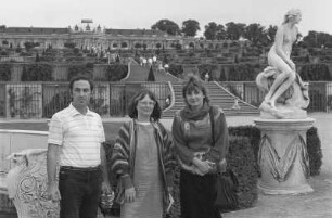 Portrait mit der Lyrikerin Elke Erb und zwei weiteren Personen vor dem Schloss Sanssouci