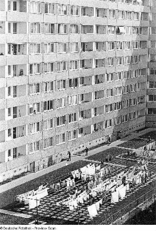 Plattenbau im Neubaugebiet zwischen Sarrasanistraße und Straße der Befreiung (Hauptstraße)