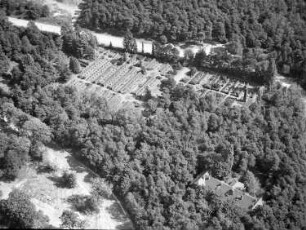 Dresden-Neustadt, Marienallee. Sowjetischer Ehrenfriedhof (angelegt 1945). Luftbild-Schrägaufnahme nach Süden
