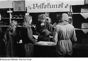 Aufnahmen der Kaufhäuser Awag (Allgemeine Warenhandels-Gesellschaft) und Hertie in Berlin