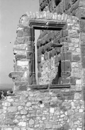 Lörrach, Haagen: Burg, gotisches Fenster