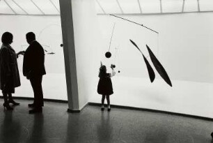 Besucher in der Ausstellung des Bildhauers Alexander Calder im Guggenheim Museum