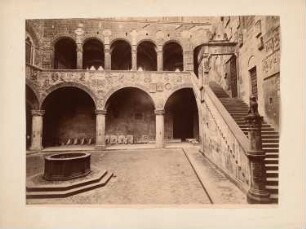 Palazzo del Podesta (Bargello), Florenz Innenhof: Blick in den Arkadeninnenhof mit Brunnen und Treppe