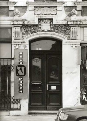 Dresden-Neustadt, Königsbrücker Straße 48. Wohnhaus mit Läden (1899). Portal. Ehemaliges Wohnhaus von Erich Kästner