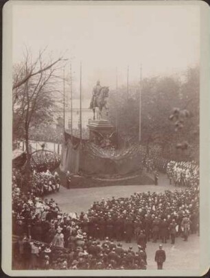 Ehrengäste vor dem enthüllten Reiterdenkmal.