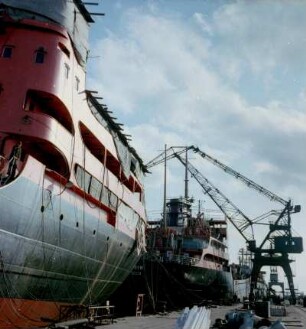 VEB Warnowwerft Warnemünde. Zwei Schiffe am Ausrüstungskai : Rostock-Warnemünde. VEB Warnowwerft Warnemünde. Zwei Schiffe am Ausrüstungskai