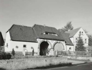 Roßwein-Gleisberg (Kreis Döbeln). Gehöft, Hauptstraße 31/32. Straßenansicht