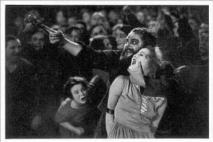 Brigitte Helm als Maria und Heinrich George als Wärter der Herzmaschine Groth im Stummfilm "Metropolis" von Fritz Lang. Ufa, 1925/1926