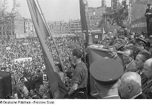 Aufnahmen von den Feierlichkeiten zum 1. Mai 1946 in Berlin : Mai-Kundgebung von der Tribüne am Berliner Schloss aus gesehen, Käthe Kern am Rednerpult auf der Tribüne