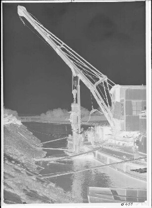 Staustufe Schweinfurt. Beginn der Rammarbeiten für die Dichtungsspundwand am rechten Mainufer zwischen städt. E-Werk und neuem Wehr. Schweinfurter Pegel = 116 cm.
