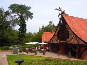 Worpswede - Logierhaus mit Freiluftcafè : Im von Bernhard Hoetger entworfenen Logierhaus befindet sich eine Gaststätte. Aufgenommen im Künstlerdorf Worpswede am 3. August 2011