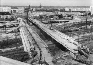 Dresden Hauptbahnhof, Gleisanlagen : Dresden. Blick vom Studentenhochhaus Zwickauer Straße mit Brücken über die Gleisanlagen westlich des Hauptbahnhofes auf den Verkehrszug "Kleine Plauensche Gasse"