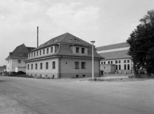 Dresden-Kaditz, Scharfenberger Straße 152. Stadtentwässerung Dresden GmbH, Kläranlage Kaditz (1909-1911; Hermann Klette, Hans Erlwein). Wohn- und Bürogebäude, rechts hinten Hauptpumpwerk