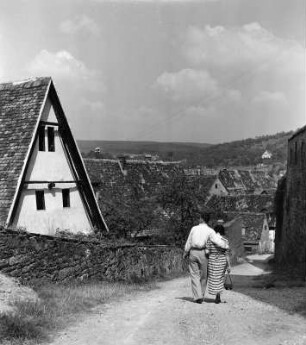 Autotour mit Familie Groß. Wertheim (Main-Tauber-Kreis). Spaziergänger an der Stadtmauer (vielleicht das Ehepaar Groß)