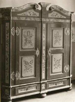 Bauernschrank : Bauernschrank. Holz, bemalt (1780). Ruppersdorf, Herrenhaus