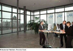 Tagungsteilnehmer informieren sich im Foyer