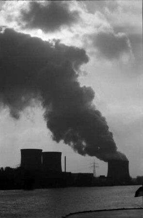 Biblis: Dampfwolke des Atomkraftwerks, Gegenlicht von Norden