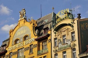 Jugendstil : Blick auf die Jugendstil-Giebel von zwei historischen Hotels am Prager Wenzelsplatz