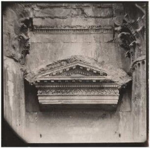Bacchustempel, Baalbek: Innenraum, Dreiecksgiebel