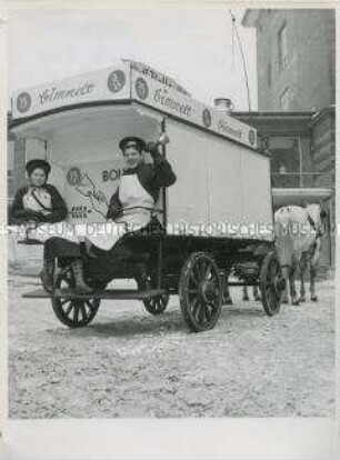 Historischer Milchwagen zum Firmenjubiläum der "Meierei C. Bolle"