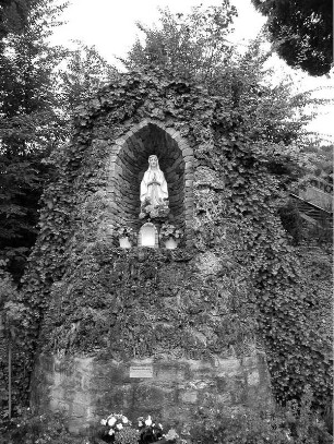 Lourdesgrotte unterhalb der Schule (Denkmalanlage); Bad Orb, Molkenberg
