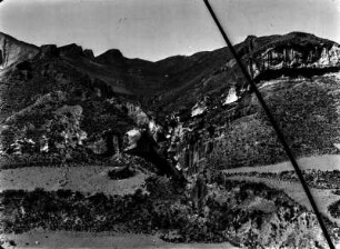 Verwerfung im vulkanischem Tuff : Blick auf eine schroffe Berglandschaft