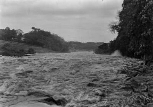 Der Fluss Piracicaba mit Stromschnellen : Der Fluss Piracicaba mit Stromschnellen bei der gleichnamigen Stadt. Im Hintergrund eine Plantage auf einem Hang.