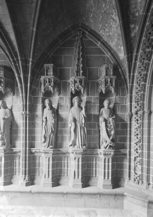 Portal der Heilig Kreuzkapelle, Vorhalle, Nordwand, östliche Hälfte: drei Apostel
