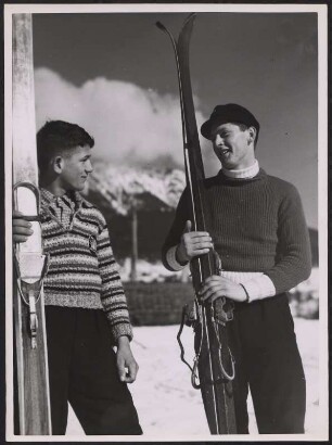 Zwei Hitlerjungen mit Skiern in Garmisch-Partenkirchen