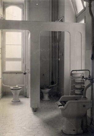 Städtisches Klinikum. Chirurgische Abteilung - Toiletten mit Vorraum