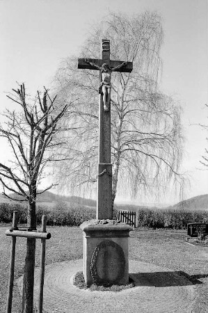 Friedhofskreuz (Friedhofskreuz); Nüsttal, Im Kreuzfeld