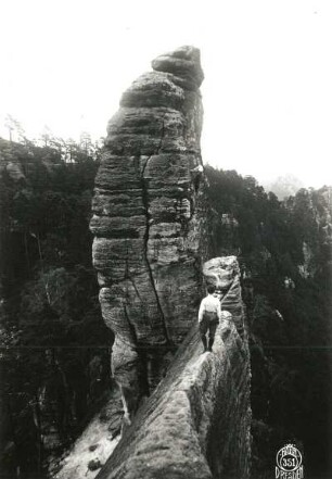 Sächsische Schweiz, Rathener Gebiet. Lokomotive. Kesselgrat und Esse mit Seilschaft Bruno Henning. Blick vom Dom