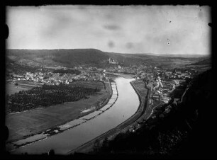 Blick den Main flussaufwärts mit Häusern der Bestenheider Landstraße, Bahnhofsgelände, Mainspitze, Burg und Kreuzwertheim