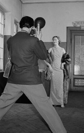 Modeaufnahmen, eine Frau im eleganten Kleid wird fotografiert, Fotograf: Roger Rössing (?)