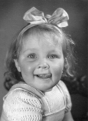 Kinderbilder. Porträt eines kleine Mädchens mit Schleife im Haar