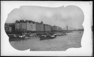 Budapest. Donaubild mit Dampfschiffen gegen Elisabethbrücke