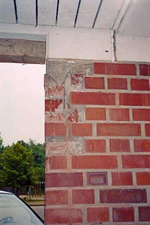 Eckhorst: Gymnasium Eckhorst: Bauschaden an Betonsturz und Mauerwerk bei Eingang: oben links Stützbalken: 28. Juni 2001