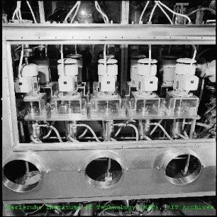 Teilansicht einer Glovebox mit Mixer-Settler am Institut für Heiße Chemie (IHCh)