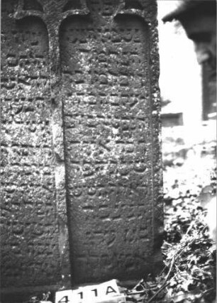 Grabstein 411 (Index: 100113467) Material: Sandstein Maße HxBxT: 109x69x11 cm Besonderheit: kulturhistorisch besonders wertvoll / hist.-wiss. Gründe (1420); - Doppelgrab / Kindergrab: Grabstein 411A