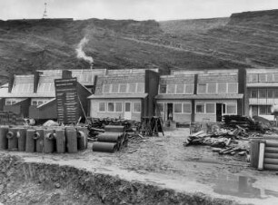 Die Bebauung der Insel Helgoland wurde im Ergebnis des II. Weltkrieges stark zerstört. Die ersten Neubauten wurden 1954 auf der Insel im ehemaligen Unterland errichtet
