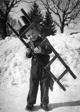 Kinderbilder. Kleiner Junge im Schornsteinfegerkostüm